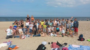 Zdjęcie grupowe uczestników wycieczki na plaży